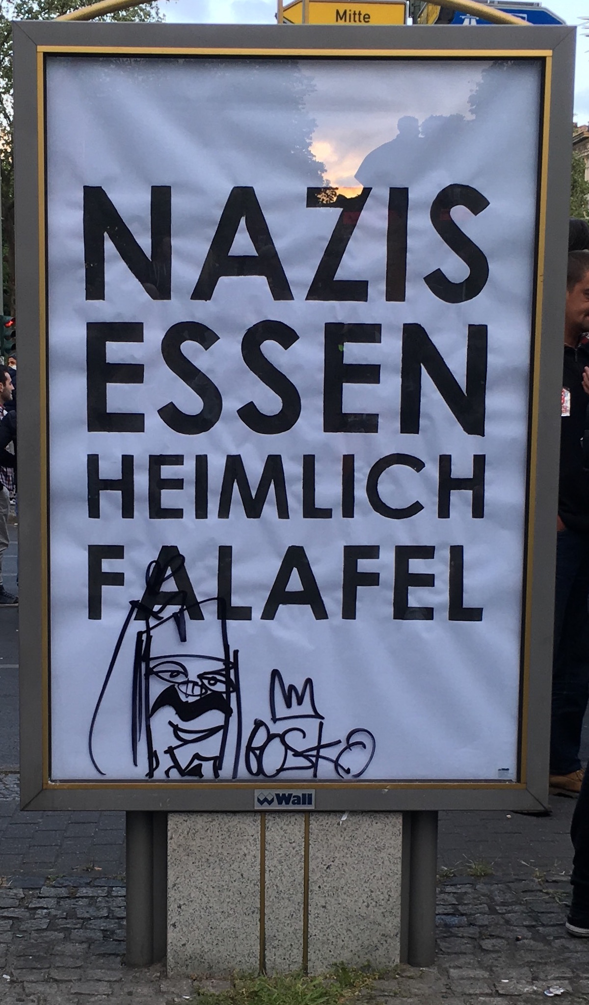 Plakat: Nazis essen heimlich Falafel