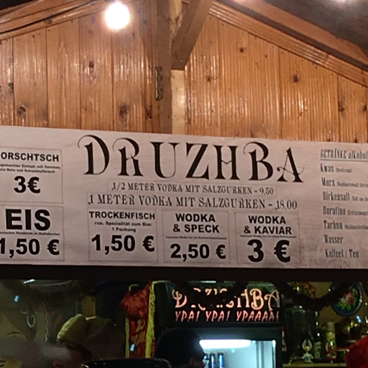 Stand: ½ Meter Wodka mit Salzgurken